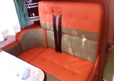 シート張り替えを致します。